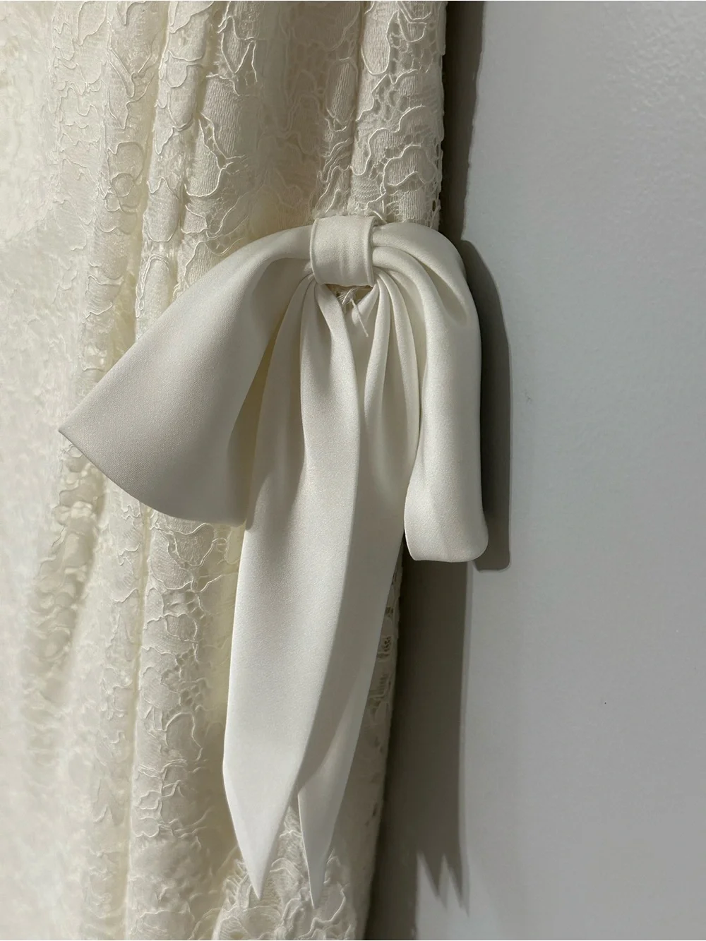 House of Renhue Bruni One-Shoulder Ivory‎ Lace Wedding Gown Drop Waist Size 8